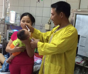 Quấn chặt trẻ sơ sinh tránh giật mình, cả nhà tá hỏa vì con bị viêm phổi