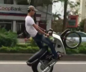 Thanh niên phóng xe máy bốc đầu trên phố