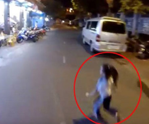 Clip bé gái bất ngờ lao ra đường bị xe tông, tài xế "ăn đòn"