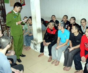 Lần đầu tiên tổ chức cho người bị tạm giam đi bầu cử