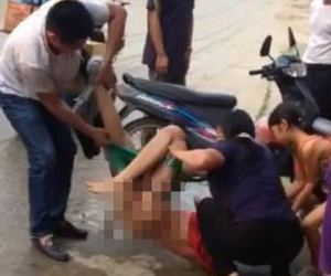 Mẹ lột quần con giữa đường, người xung quanh đứng nhìn