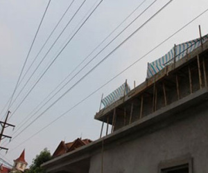 Một thợ sắt bị điện cao thế phóng trúng tử vong