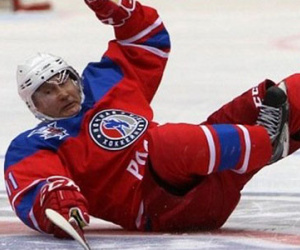 Putin ngã sõng xoài trên sân đấu hockey