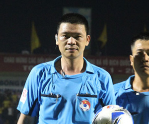 Trọng tài Hà Anh Chiến vẫn được bắt “giải làng”