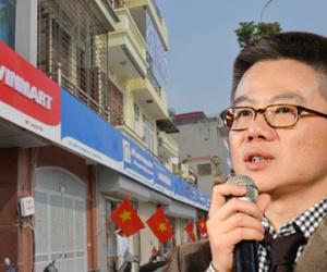 GS Ngô Bảo Châu khen biển hiệu đồng bộ ở đường Lê Trọng Tấn