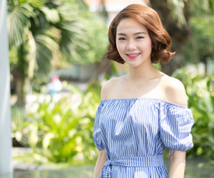 Minh Hằng vai trần xinh tươi trong nắng hè