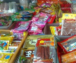 Thịt hổ 500 đồng “đón lõng” cổng trường đầu độc trẻ Hà Nội