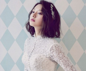"Trung úy" Kim Ji Won khoe vẻ yêu kiều