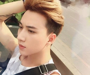 Chàng thợ cắt tóc 9x diện đồ sành điệu như fashionista