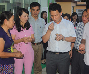 Chủ tịch Hà Tĩnh ăn cá nướng cùng tiểu thương