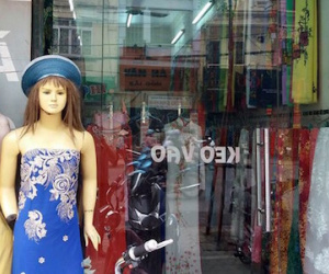 Dân vây cô gái đi xe SH nghi móc túi trong shop thời trang