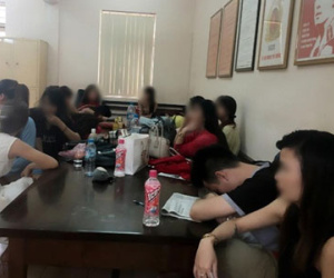Hà Nội: Bắt nhiều "quái xế" chở hàng chục cô gái dịch vụ karaoke