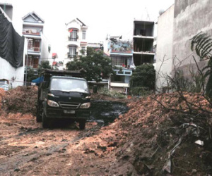 Bị “đổ trộm” bùn thải giữa khu phố, dân lãnh đủ