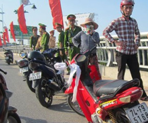 Bỏ lại xe máy buộc khăn tang, nam thanh niên nhảy cầu Đông Hà tự tử