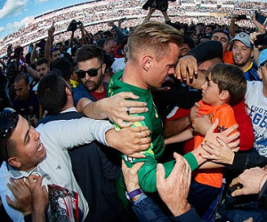 Đội bóng đối thủ tràn xuống sân ăn mừng Barcelona vô địch