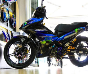 Exciter 150 sơn tem đấu, gắn đồ chơi hàng hiệu ở Sài Gòn