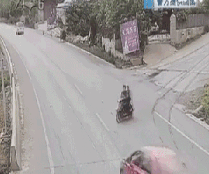 Thót tim trước khoảnh khắc xe điện chở gia đình 3 người bị ô tô đâm tan nát