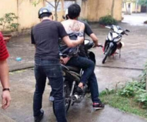 Trẻ 3 tuổi bị kẻ lạ mặt giằng bắt khi đang chơi với bố mẹ