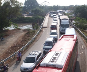 Xe Container leo dải phân cách, ô tô xếp hàng 4 kilomet trên Quốc lộ 1A
