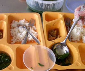 Bữa cơm của trẻ tiểu học Việt Nam và Nhật: đối lập đến chạnh lòng!
