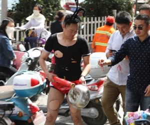 Chú rể ăn mặc "dị hợm" gây náo loạn đường phố