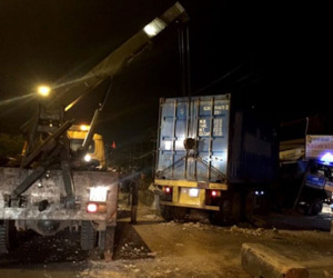 Container húc dải phân cách, lao vào nhà dân trong đêm