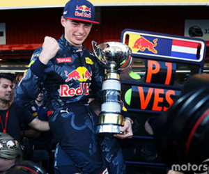 Hamilton - Rosberg tự ngáng chân, tân binh Verstappen "hóa rồng"