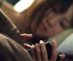 Hiểm họa khôn lường từ thói quen dùng điện thoại ban đêm