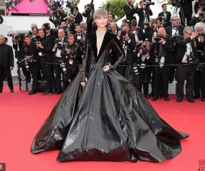 Lý Vũ Xuân đắp 58 tỷ lên người vẫn bị chê như mặc "túi rác" trên thảm đỏ Cannes