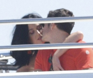 Orlando Bloom hôn Katy Perry xóa tan tin đồn ngoại tình