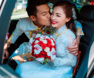Quang Tuấn hôn Linh Phi trong lễ rước dâu