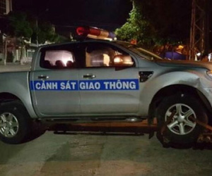 Thanh niên chửi bới rồi lao ôtô vào cảnh sát giao thông