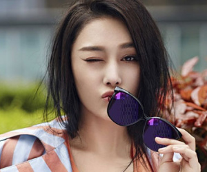 Trương Hinh Dư lạnh lùng trên tạp chí