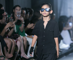 Vợ chồng Hà Kiều Anh thích thú xem hai con catwalk