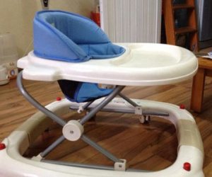 Bé 6 tháng tuổi ngồi xe tập đi lao xuống cầu thang bị gãy xương hàm mặt