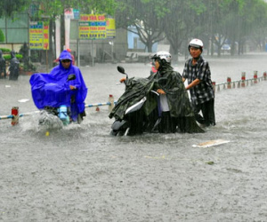 Giao thông Biên Hòa "tê liệt" vì cơn mưa cuối chiều