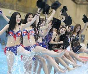 Nữ sinh TQ gây sốc khi mặc bikini chụp ảnh tốt nghiệp