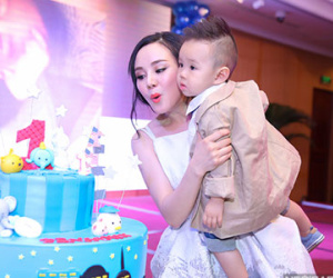 Vy Oanh làm tiệc thôi nôi hoành tráng cho con trai