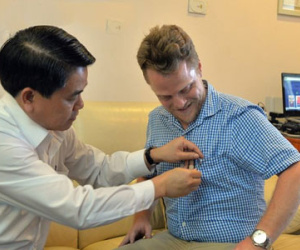 Chủ tịch Nguyễn Đức Chung biểu dương "ông Tây dọn rác"