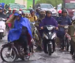 Đường Sài Gòn biến thành sông sau mưa lớn
