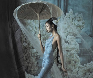 Hoàng Thùy khoe dáng gầy trong váy yếm dạ hội