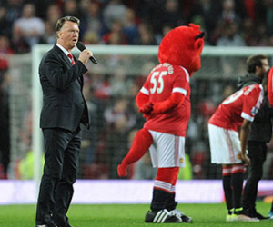Man Utd: Mãi chỉ là con rối của Van Gaal