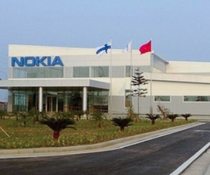 Microsoft bán nhà máy sản xuất điện thoại cho Foxconn
