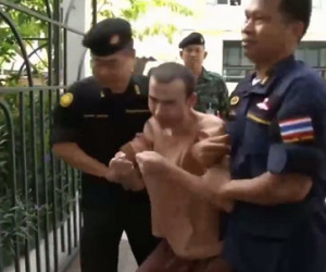 Nghi phạm đánh bom Thái Lan gào khóc khi ra tòa