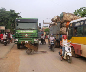 Người dân chặn đoàn 40 xe 'hổ vồ' vì lo tai nạn