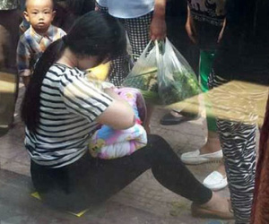Người mẹ trẻ gây tranh cãi khi cho bé sơ sinh bị bỏ rơi bú nhờ