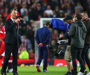 Van Gaal bị CĐV la ó đòi sa thải khi nói lời tri ân