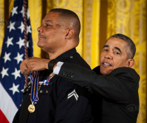 Cao 1m85, vậy mà Tổng thống Obama cũng có lúc phải bối rối vì chiều cao "khiêm tốn" của mình