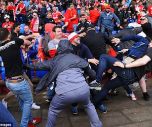 CĐV Liverpool và Sevilla choảng nhau dữ dội trên khán đài
