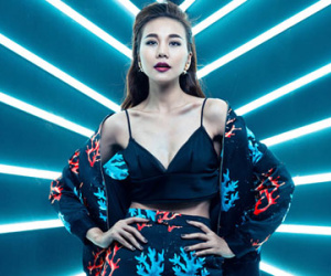 Thanh Hằng sexy với áo hai dây